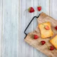 fette biscottate su tavolo con fragole