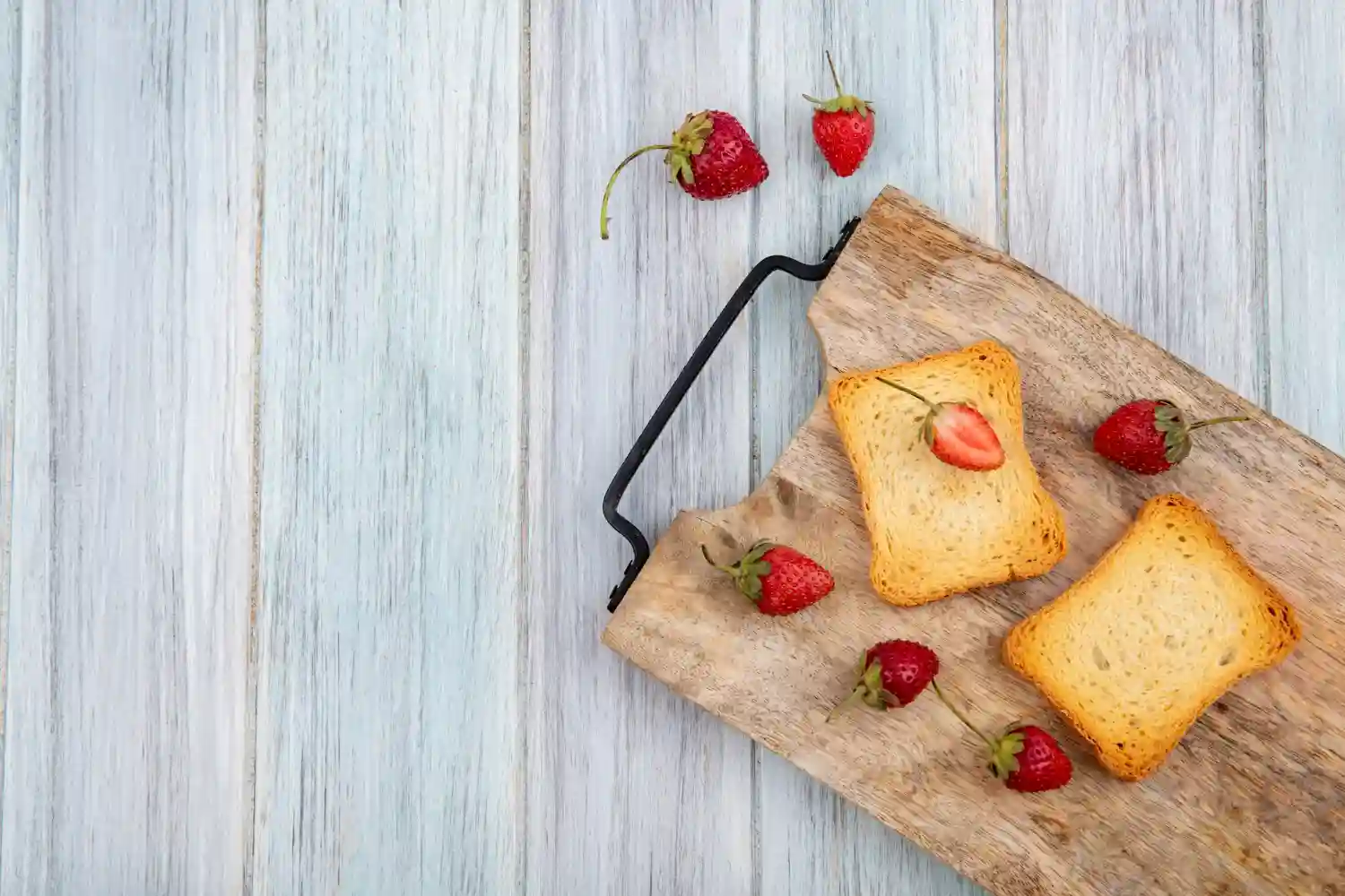 fette biscottate su tavolo con fragole