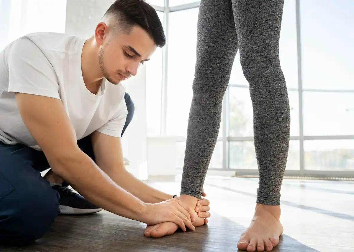 fisioterapista cura alluce valgo di donna