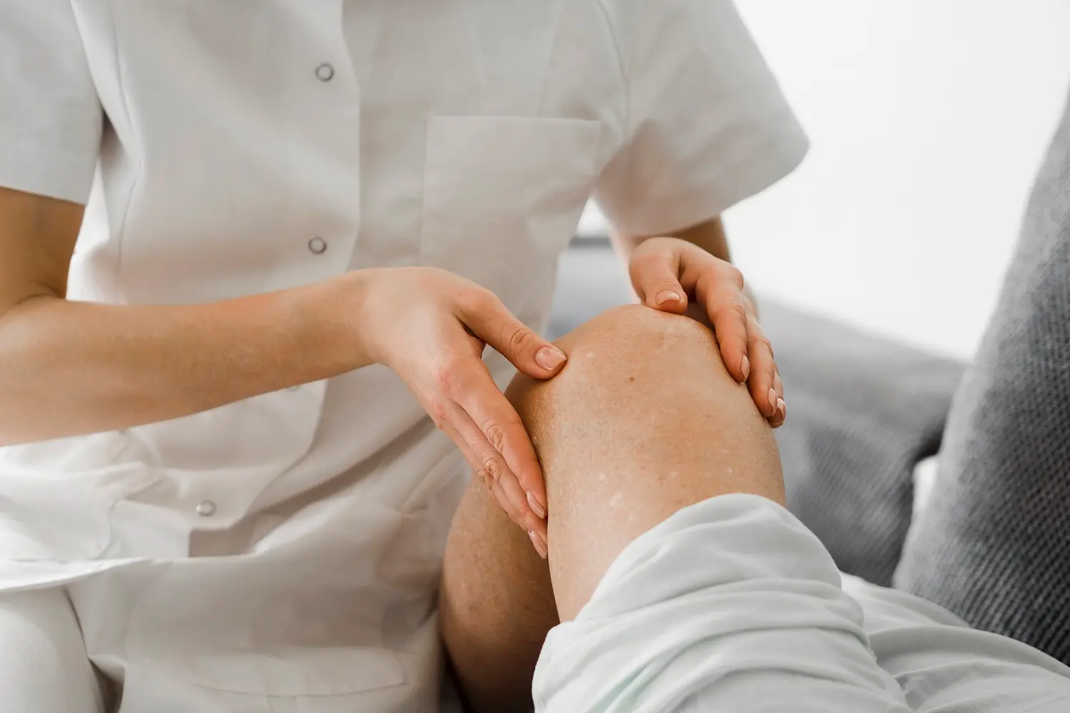 fisioterapista tocca menisco a un paziente