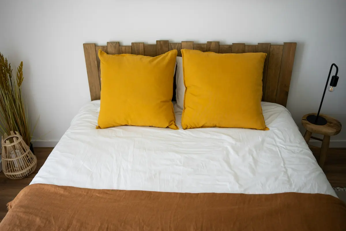foto di un letto matrimoniale classico