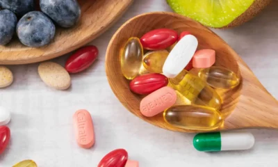 frutta e multivitaminico su cucchiaio di legno