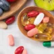 frutta e multivitaminico su cucchiaio di legno