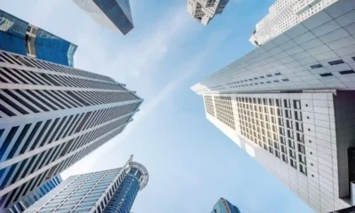 grattacieli di banche verso il cielo
