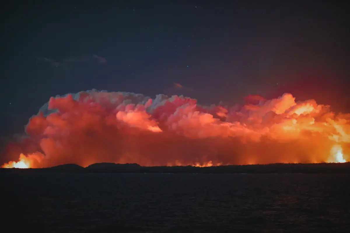 incendio e fumo su una costa italiana in estate