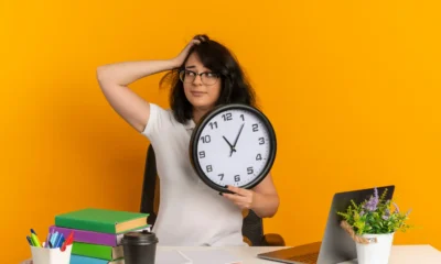 lavoratrice stressata con orologio in mano