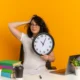 lavoratrice stressata con orologio in mano