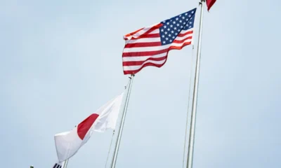 le bandiere di usa e giappone sventolano assieme