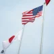 le bandiere di usa e giappone sventolano assieme