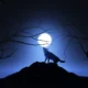lupo ulula nella notte sotto la luna piena