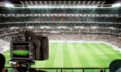 macchina fotografica davanti a stadio di calcio
