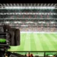 macchina fotografica davanti a stadio di calcio
