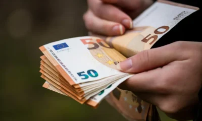 mani contano biglietti da 50 euro