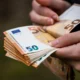 mani contano biglietti da 50 euro