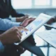 mani di broker su ipad con dati finanzari