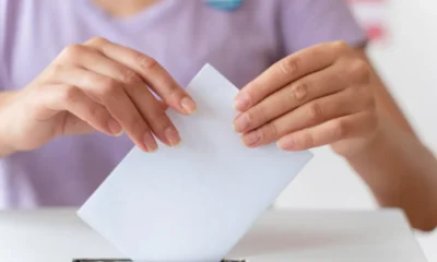 mani di ragazza imbucano voto elettorale