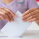 mani di ragazza imbucano voto elettorale