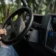 mano di guidatore di camion con patente C