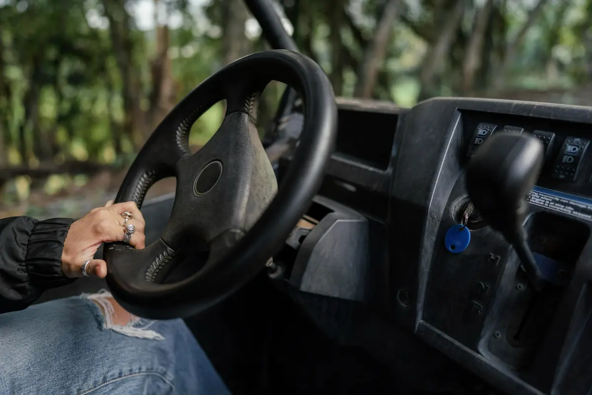 mano di guidatore di camion con patente C