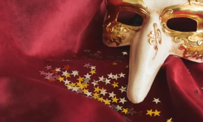 maschera veneziana su porpora e stelline