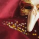 maschera veneziana su porpora e stelline