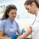 medica fa analisi del sangue a donna col ciclo