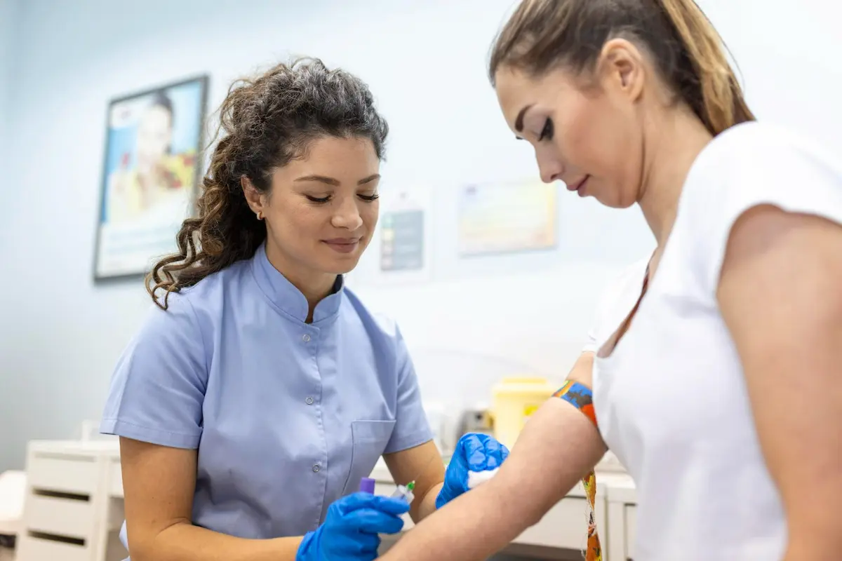 medica fa analisi del sangue a donna col ciclo