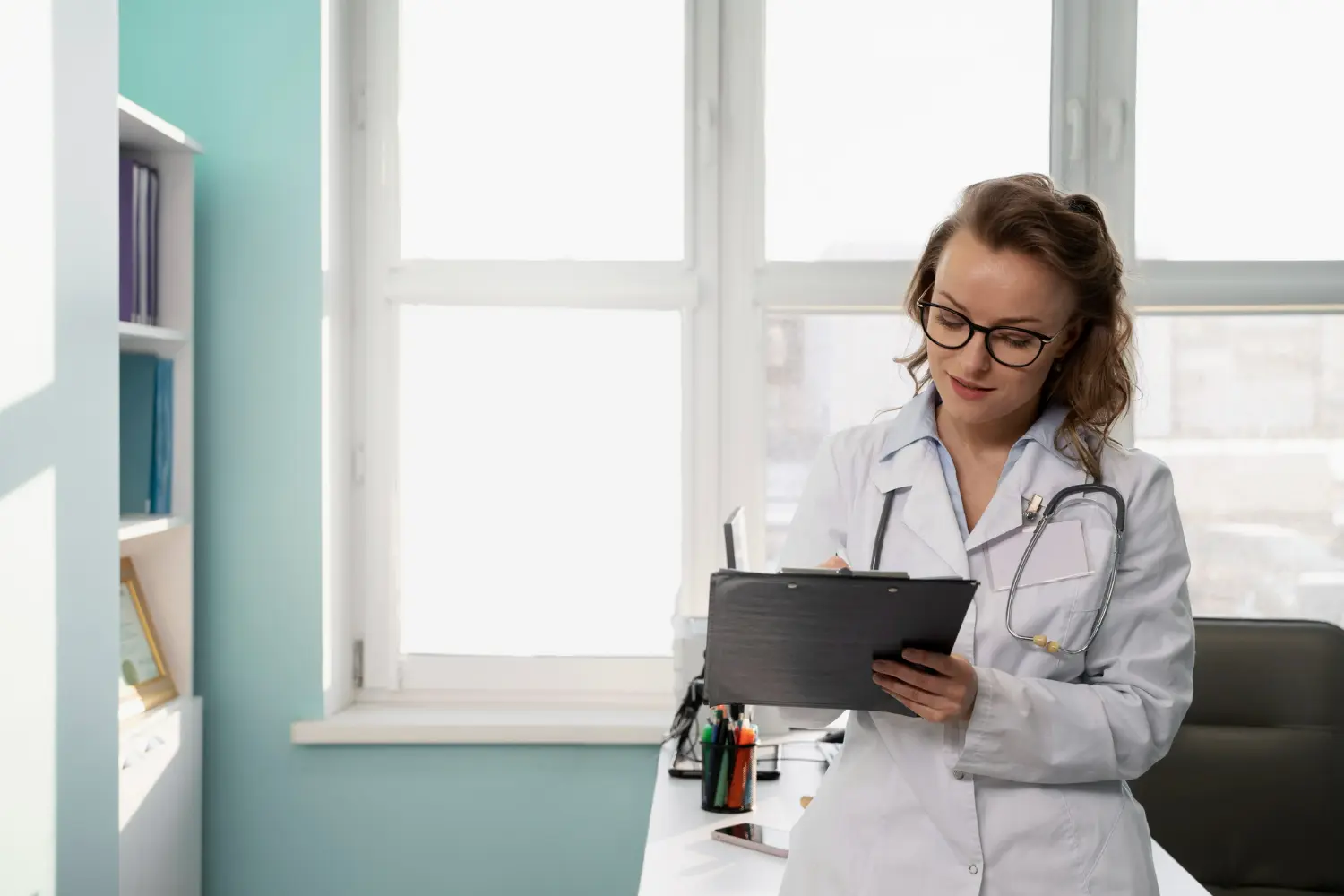 medico competente mentre scrive su cartella