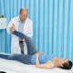 medico muove gamba donna con protesi anca