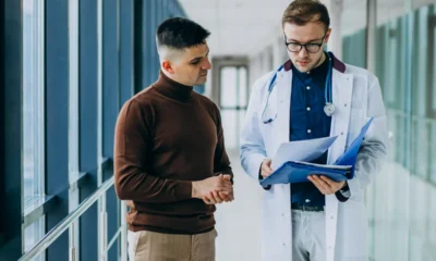 medico parla con paziente in corridoio