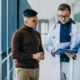 medico parla con paziente in corridoio
