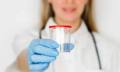 medico sostiene una provetta vuota