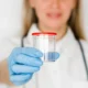 medico sostiene una provetta vuota