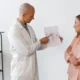 medico spiega come funziona pap test a donna