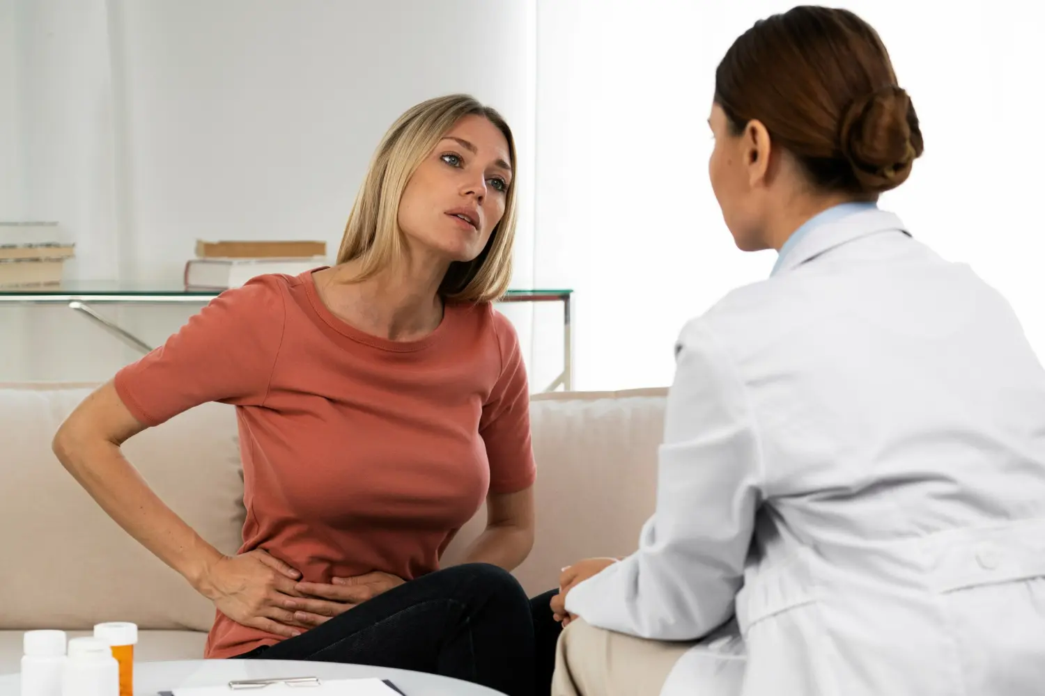 medico visita donna con tumore alla vescica