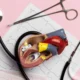 modellino di cuore su elettrocardiogramma