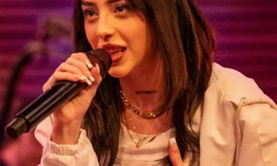 nicki nicole durante un concerto canta