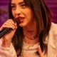 nicki nicole durante un concerto canta