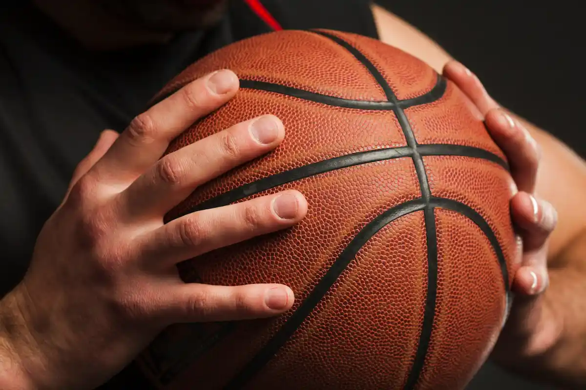 pallone d basket tra due mani