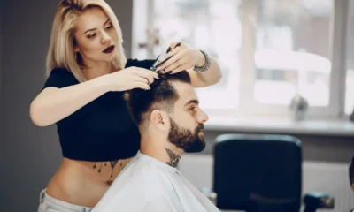 parrucchiera bionda taglia capelli a uomo