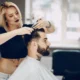 parrucchiera bionda taglia capelli a uomo
