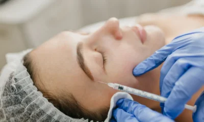 paziente viene applicato botox nella guancia
