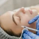 paziente viene applicato botox nella guancia