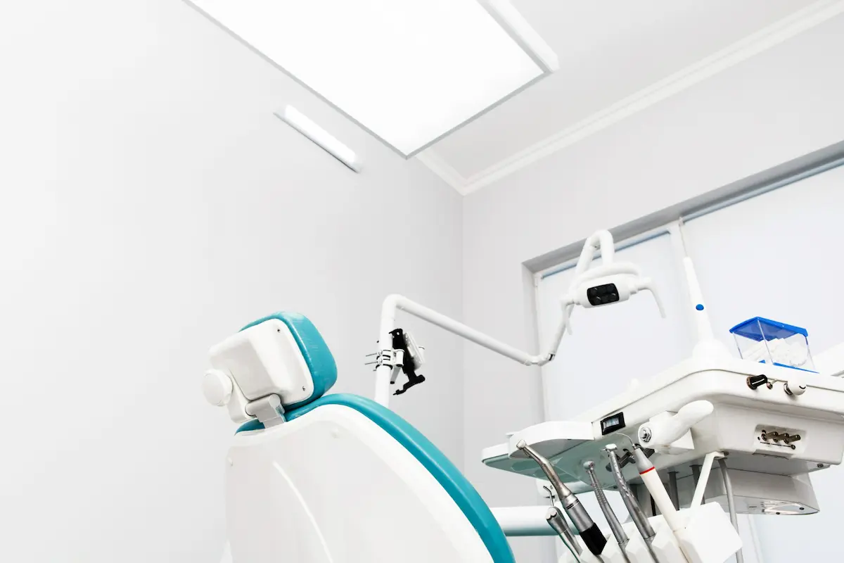 poltrona medica di un dentista vuota