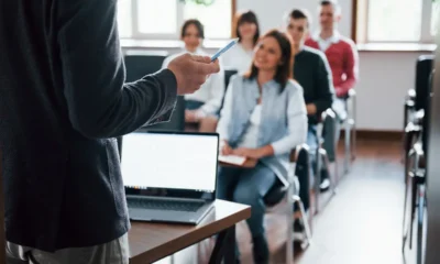 professore da una lezione a vari ragazzi con pc
