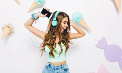 ragazza balla ascoltando ariana grande