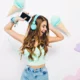 ragazza balla ascoltando ariana grande