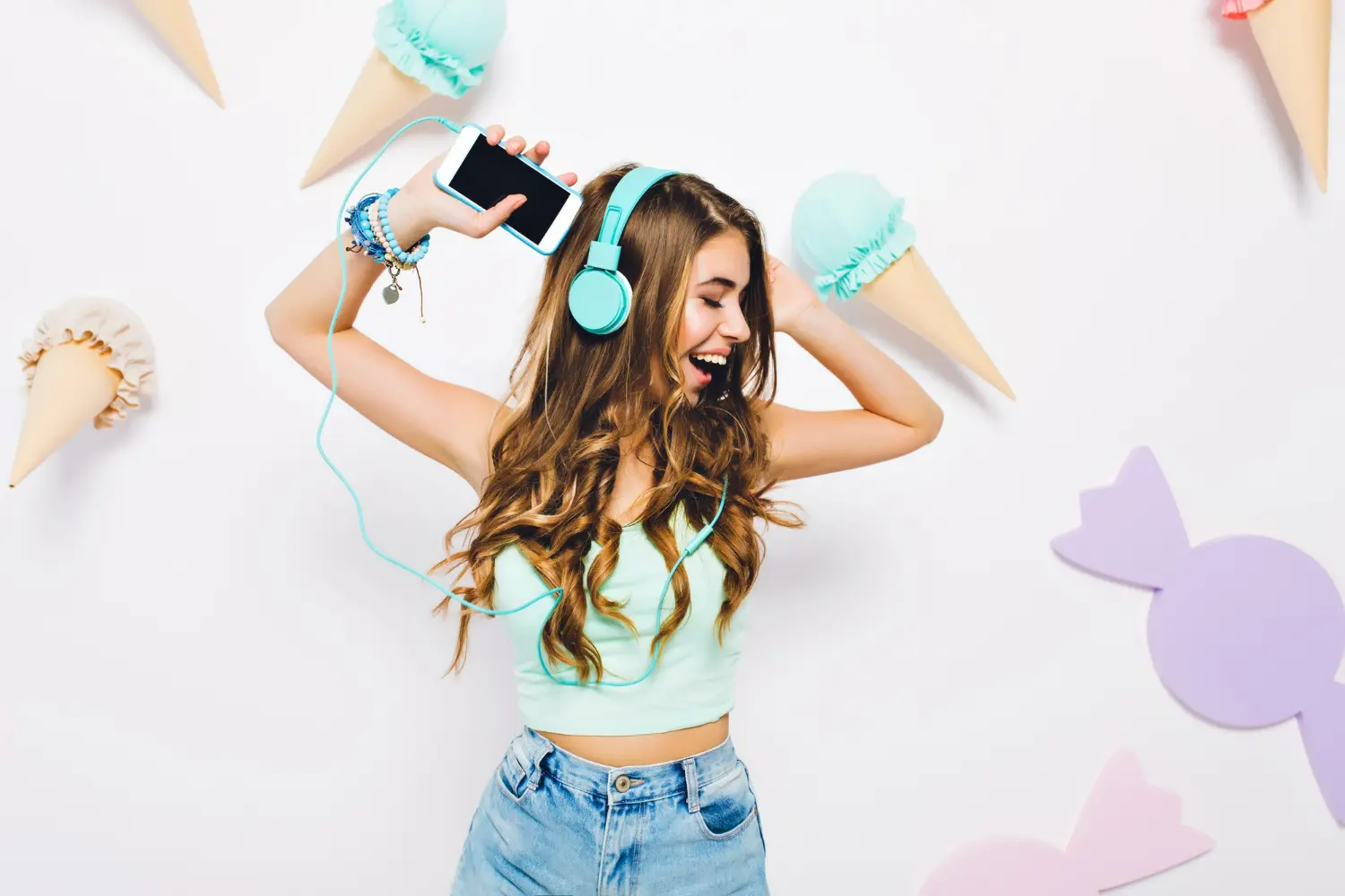 ragazza balla ascoltando ariana grande