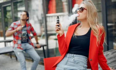ragazza bionda sdraiata fumando