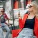 ragazza bionda sdraiata fumando